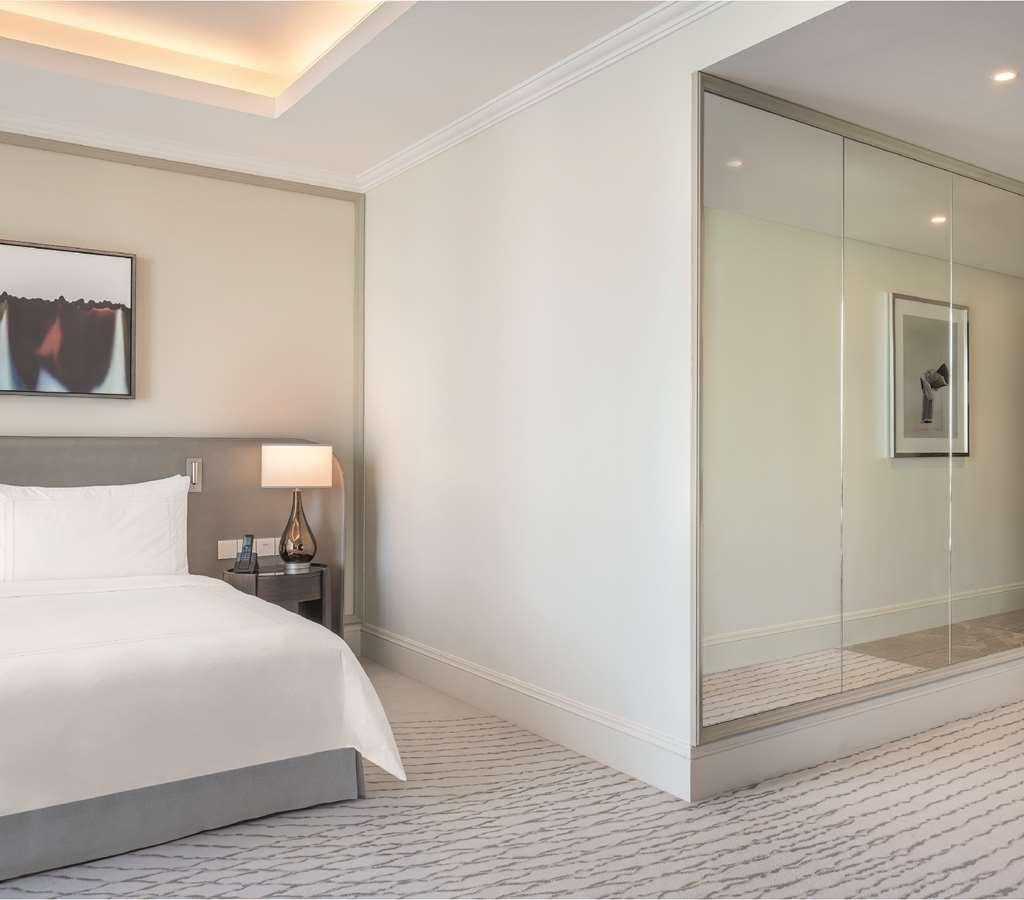 Готель Address Dubai Mall Номер фото A bedroom at the hotel