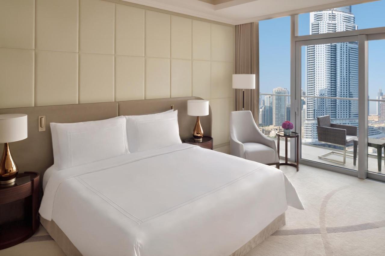 Готель Address Dubai Mall Екстер'єр фото A bedroom at the Ritz-Carlton, DIFC